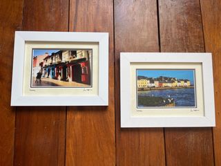 Dos marcos blancos con fotos de Galway