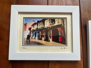 Dos marcos blancos con fotos de Galway