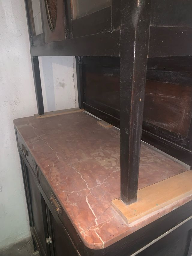 Mueble antiguo de madera