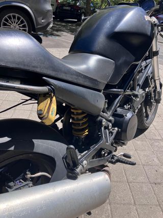 Ducati Monster 695 negra