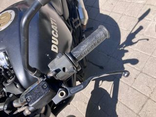 Ducati Monster 695 negra