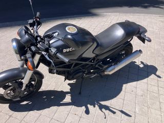 Ducati Monster 695 negra