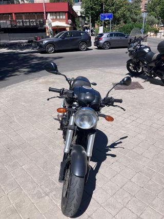 Ducati Monster 695 negra