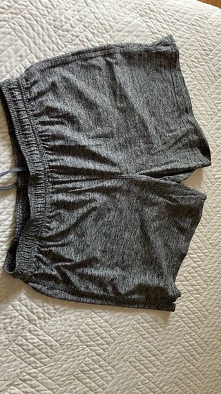 Shorts deportivos grises