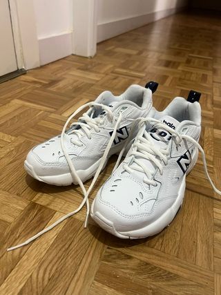 Zapatillas New Balance 608 blancas y sudadera 