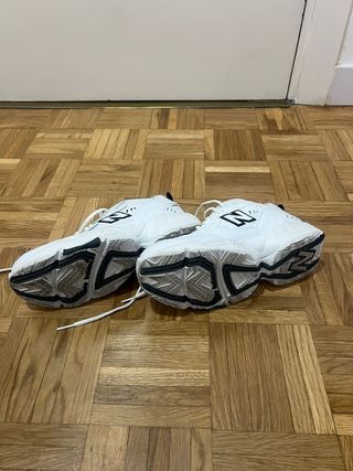 Zapatillas New Balance 608 blancas y sudadera 