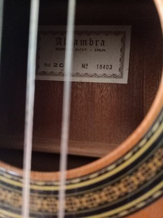 Guitarra clásica Alhambra
con funda