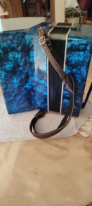 Acordeón azul antiguo