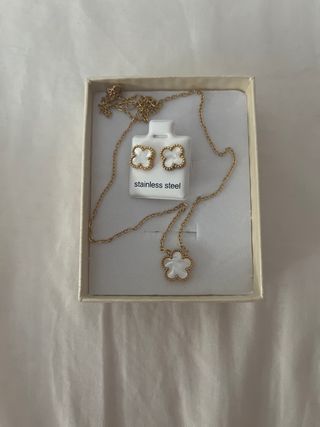 Collar y pendientes dorados con flores