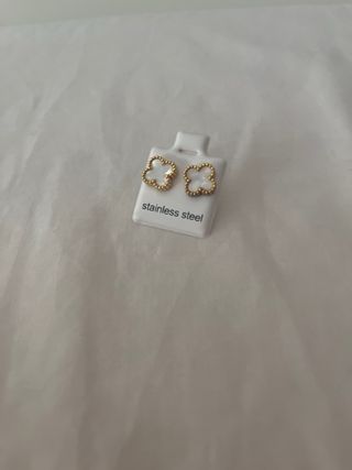 Collar y pendientes dorados con flores