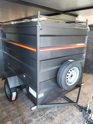 Remolque con puerta trasera