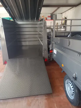 Remolque con puerta trasera