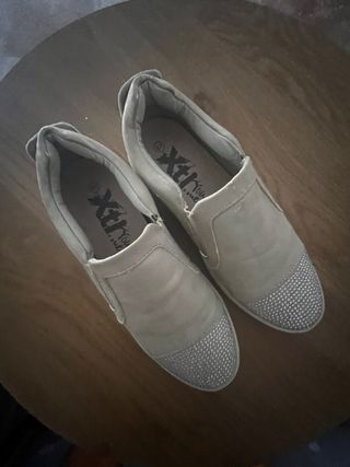 Zapatos planos beige con pedreria