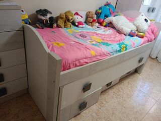 Cama nido infantil gris y blanco.