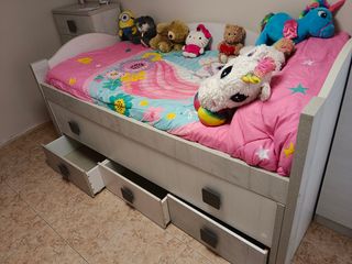 Cama nido infantil gris y blanco.