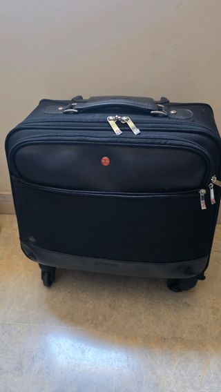 Maleta cabina Swissbags negra
Medidas : 55x40x20