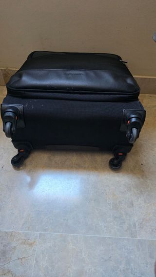 Maleta cabina Swissbags negra
Medidas : 55x40x20