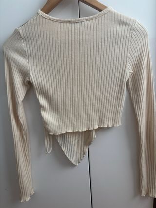 Top beige manga larga estampado mariposa