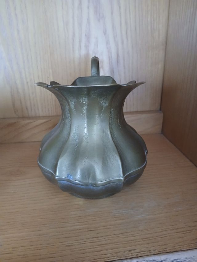 Jarra latón antigua