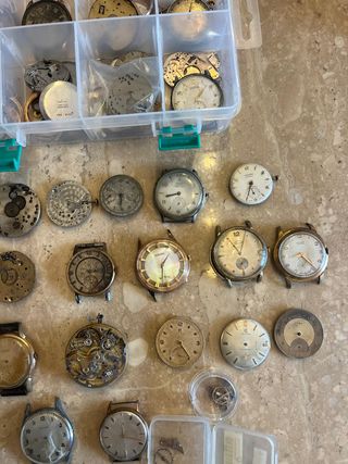 Lote 25 o más relojes y maquinarias antiguas