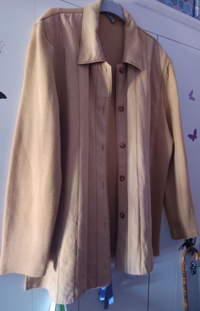 Chaqueta beige otoñal