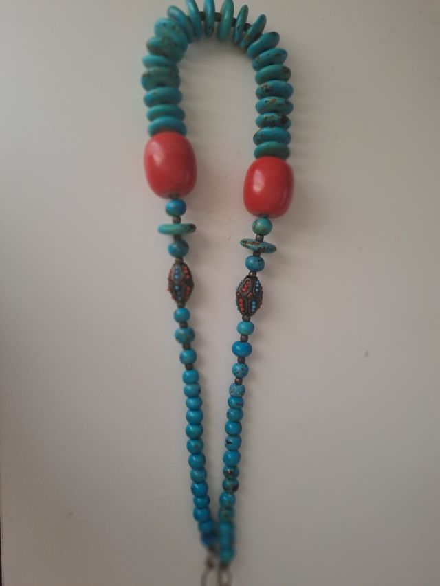 Collar turquesa y rojo