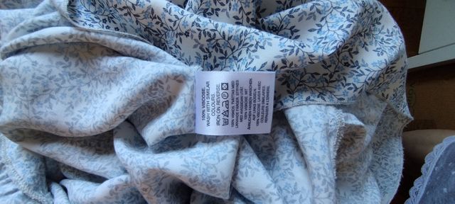 Vestido floral azul y blanco largo con volante.