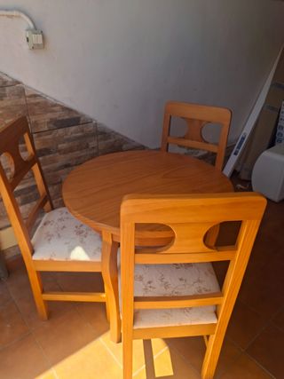 Conjunto de mesa y sillas