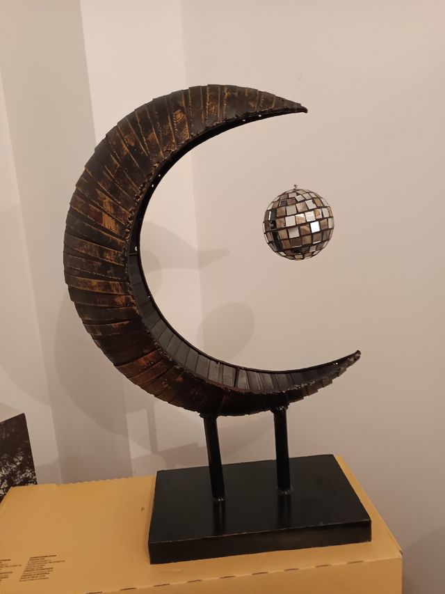 Escultura Luna con Bola.