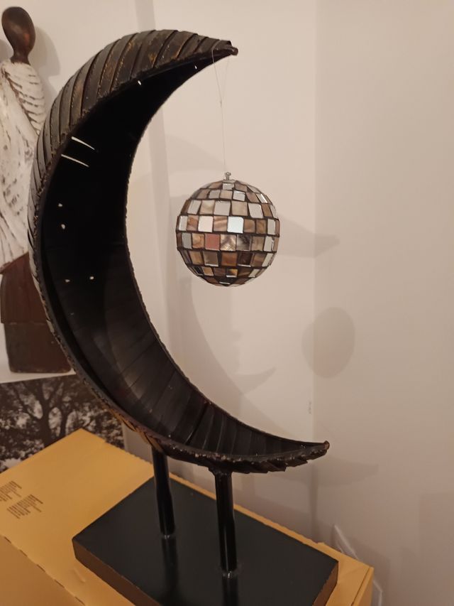 Escultura Luna con Bola.
