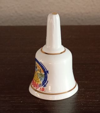 BONITA Y RARA CAMPANA DE PORCELANA FINA, LAMBERT 