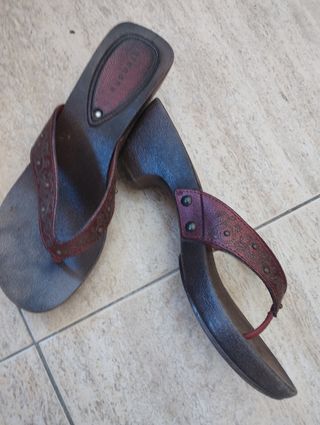 Chanclas rojas y marrones