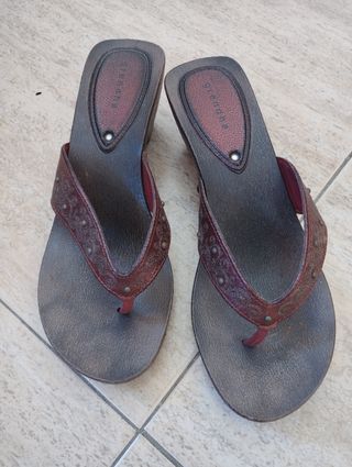Chanclas rojas y marrones