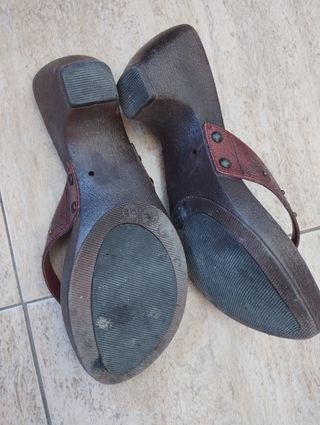 Chanclas rojas y marrones