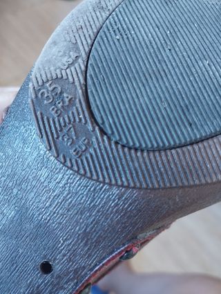 Chanclas rojas y marrones