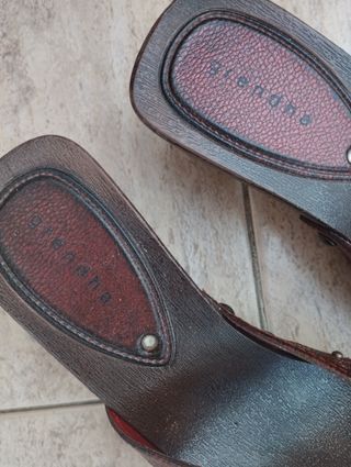 Chanclas rojas y marrones