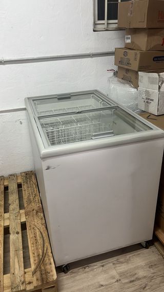 Congelador arcón con tapa de cristal