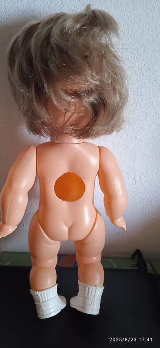 Bambola anni '60 vintage. Abiti eseguiti ad uncine