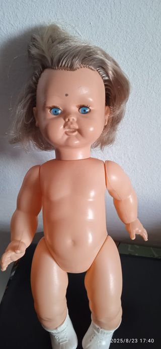 Bambola anni '60 vintage. Abiti eseguiti ad uncine