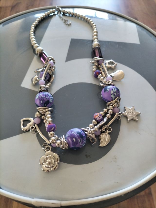 Nuova collana in bigiotteria viola per bambina.