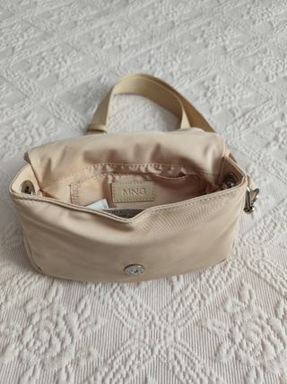 Bolso Mango beige acolchado.