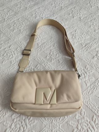 Bolso Mango beige acolchado.