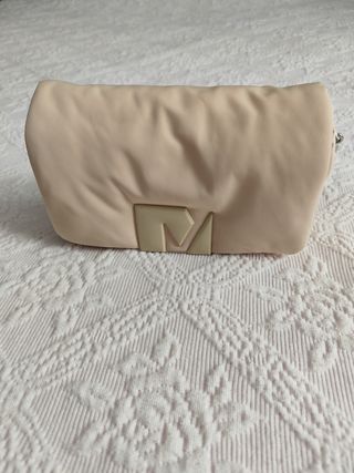 Bolso Mango beige acolchado.