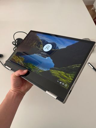 Computer portatile Lenovo Yoga con touch screen argentato