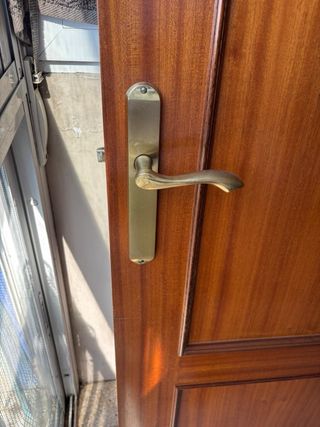2 Puertas madera con cristal y 5 sin cristal 