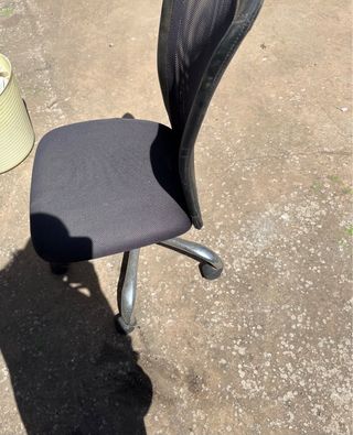 Silla giratoria negra de oficina