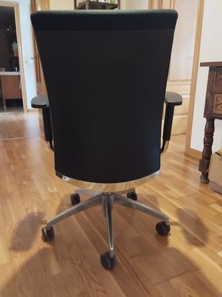Silla oficina negra giratoria