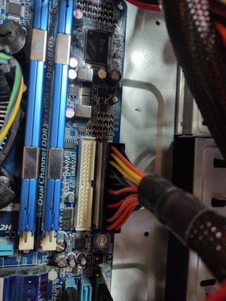 Fuente de alimentación: Radix III 750W - Fuente PC