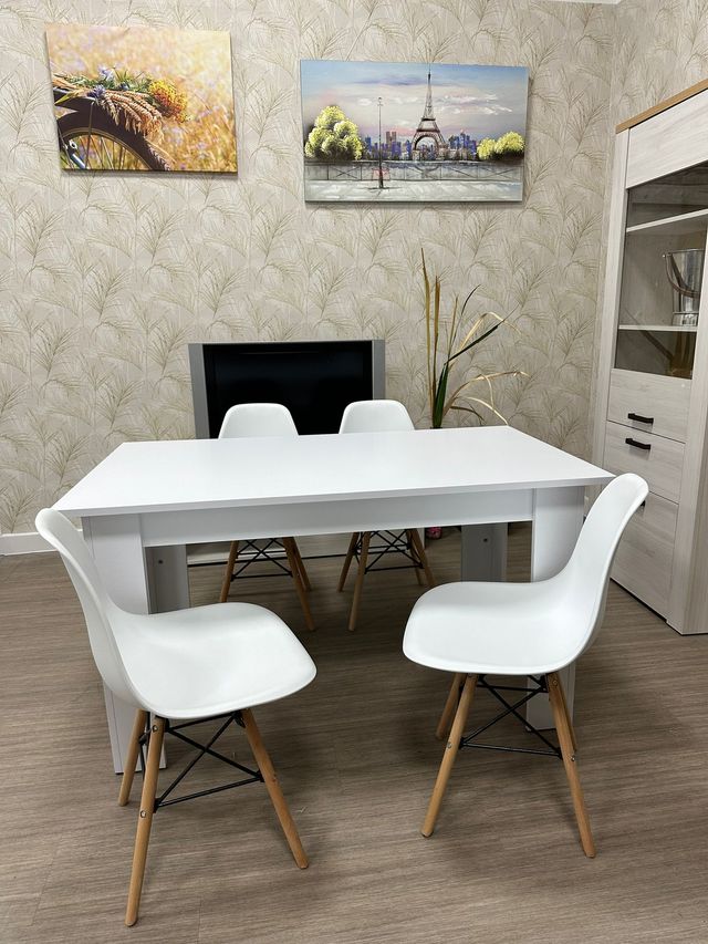 MESA COMEDOR BLANCA CON 4 SILLAS NUEVAS