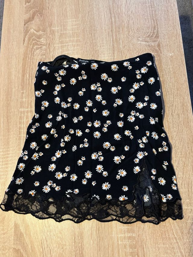 Mini falda negra con estampado de margaritas